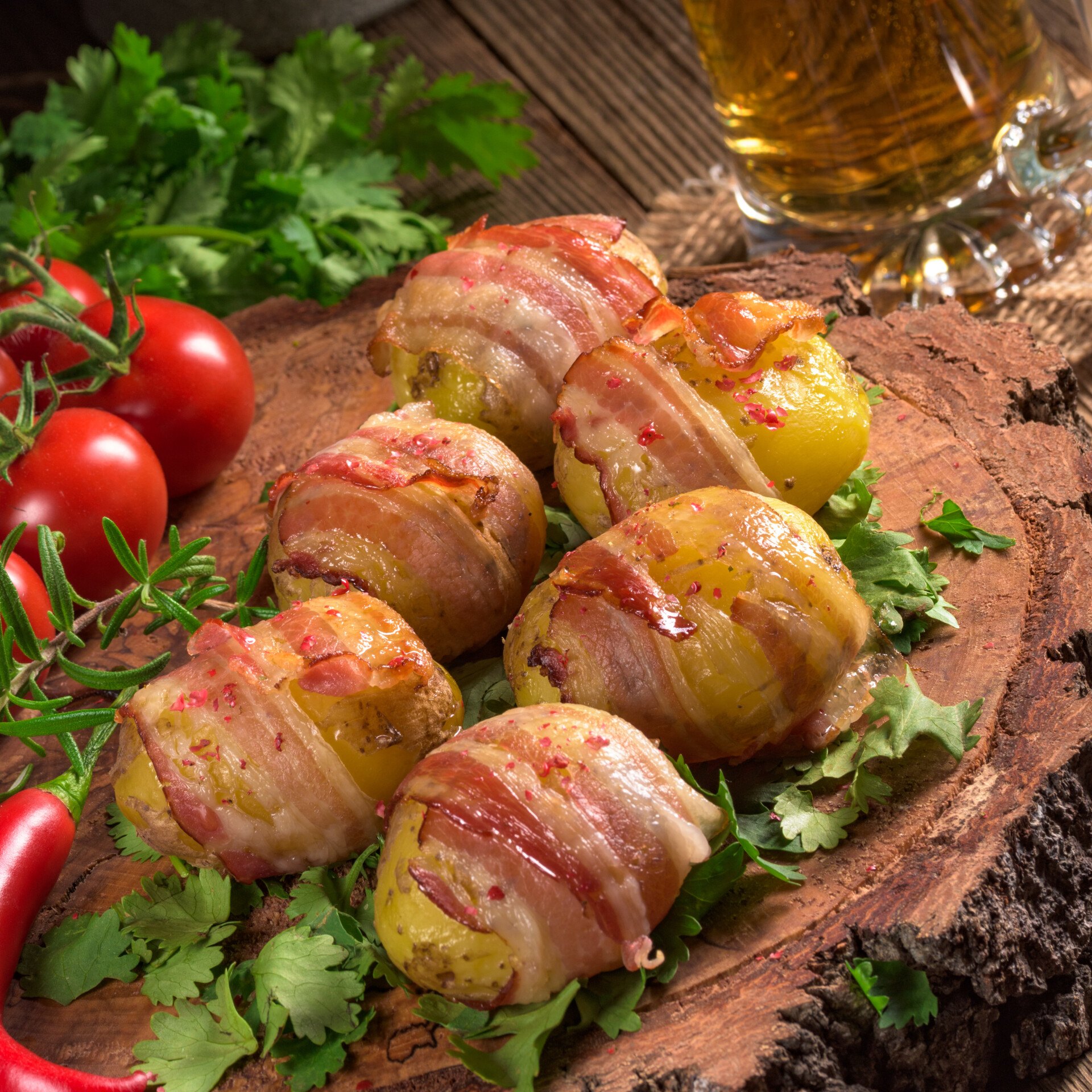 Картофель черри с беконом. Рецепт картошка завернутая беконом. Гребешок в беконе. Гребешок в беконе на шпажках. Картошка гармошка с беконом.