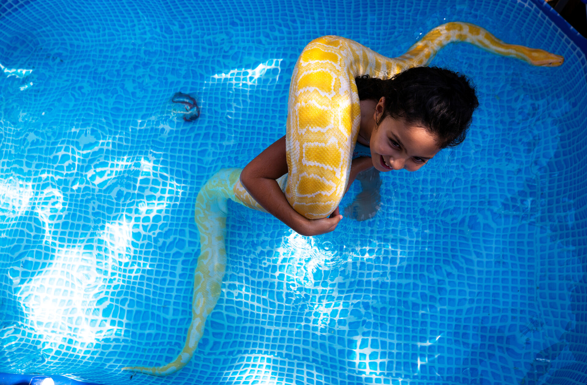 Негритянки в бассейне. Девушка купается в бассейне. Девочка купается в бассейне. Девушка плавает в бассейне.