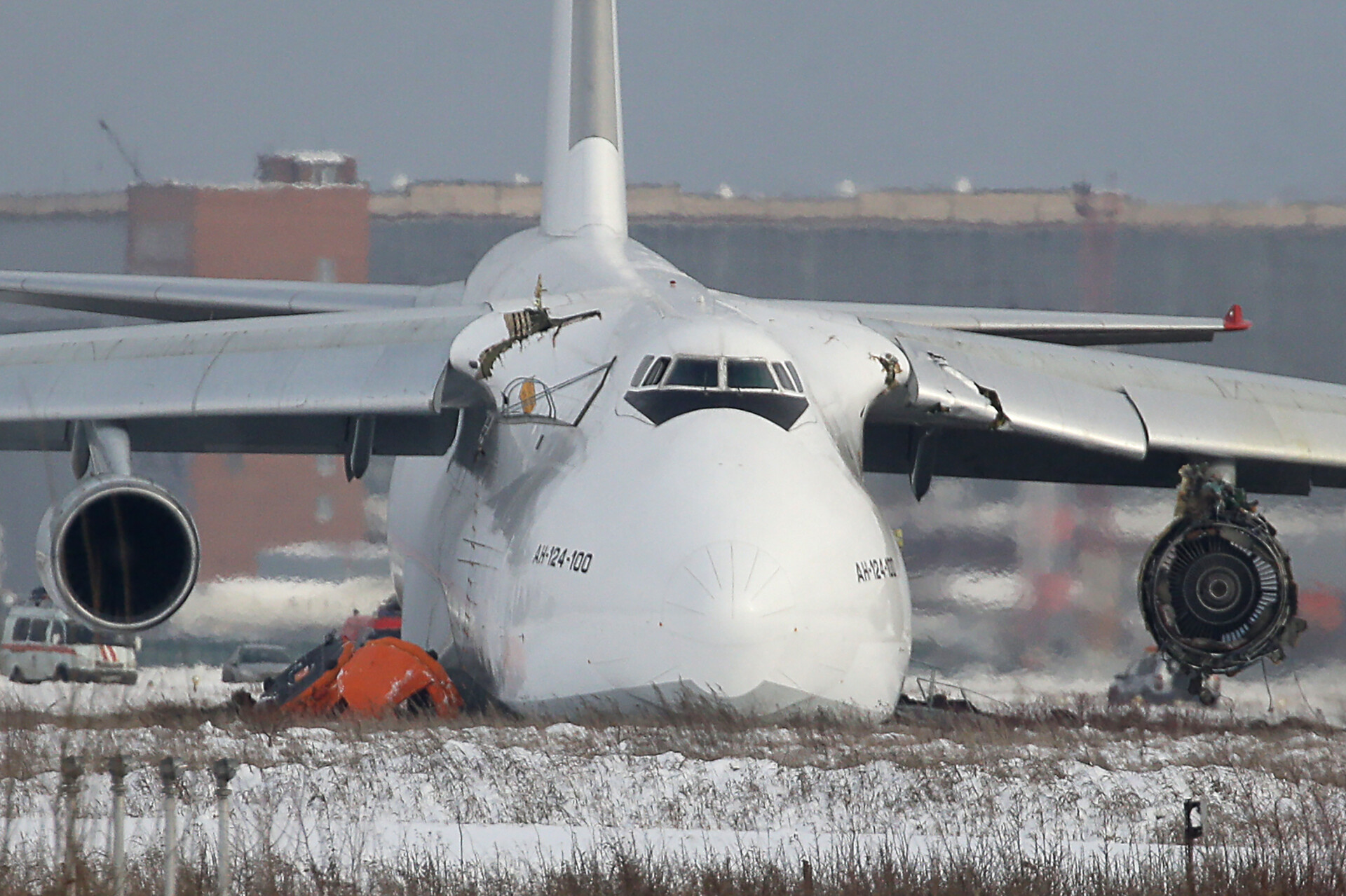 Летели самолеты большие самолеты. Самолет Руслан АН 124. АН-124 Руслан Новосибирск. АН 124 аварийная посадка. Ан124 аварийно сел в Новосибирске.