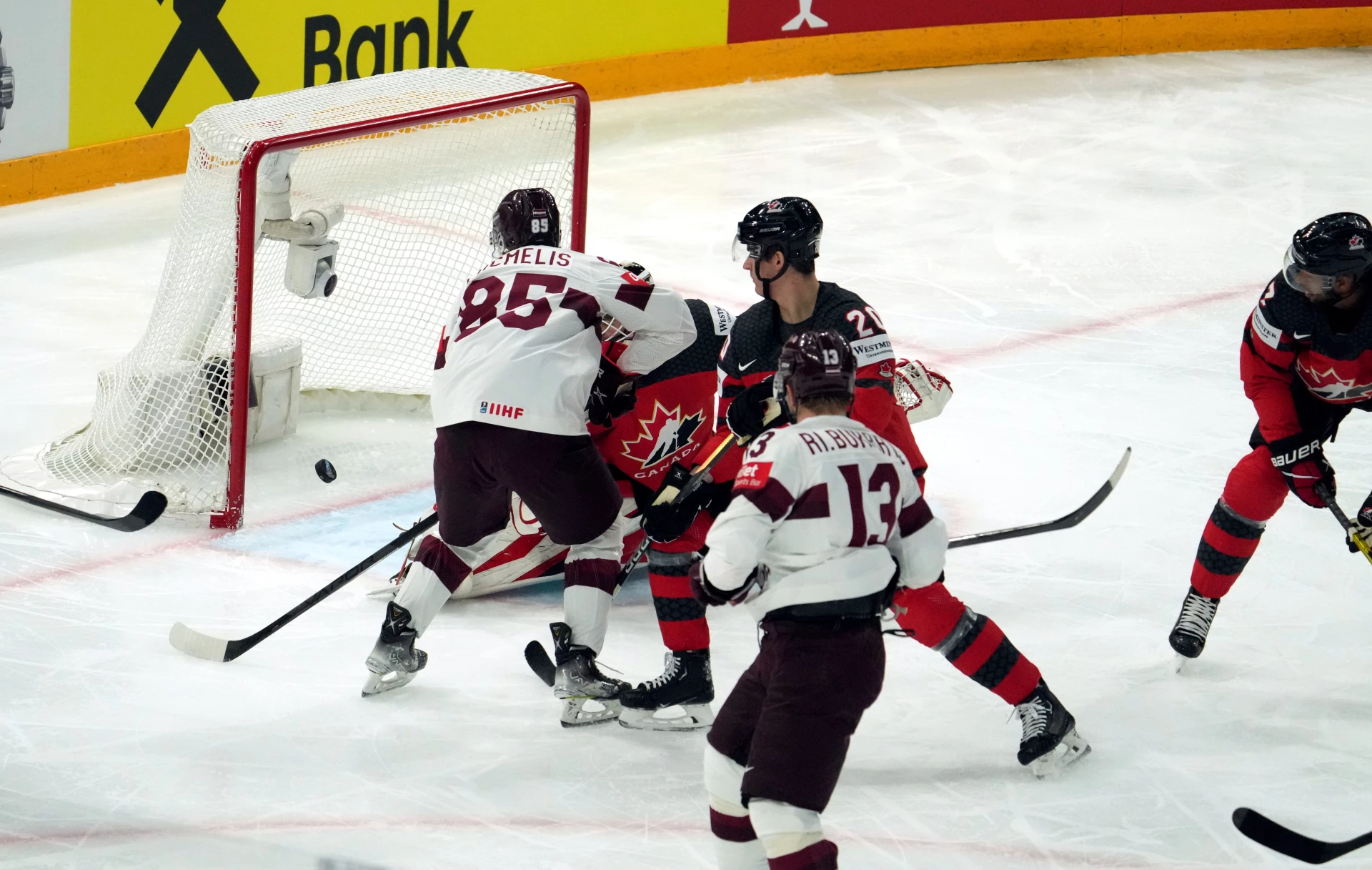 Сборная Латвии по хоккею уступила Канаде в полуфинальном матче ЧМ-2023 и  сразится за бронзу