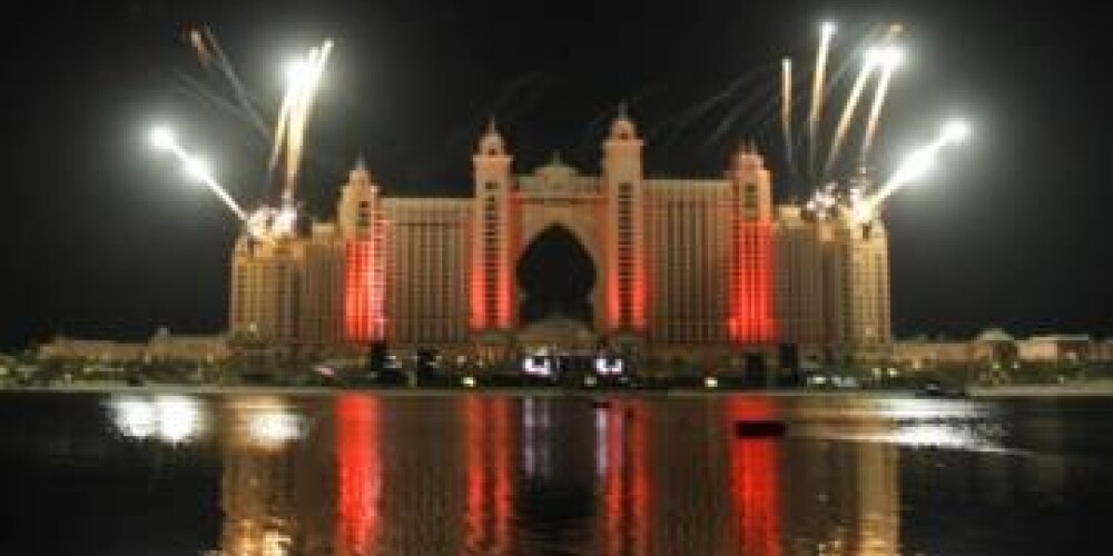Dubaija ar grandiozām svinībām atklāj luksusa viesnīcu