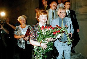 Vairas Vīķes–Freibergas ceļu uz Valsts prezidentes godu mēģināja apturēt ar dolāru žūksni