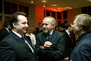 Tagadējais Tautas partijas kandidāts Rīgas mēra krēslam Gundars Bērziņš (pa kreisi) pēc zvanu skandāla sirsnīgi aizstāvēja tēvu un dibinātāju Andri Šķēli