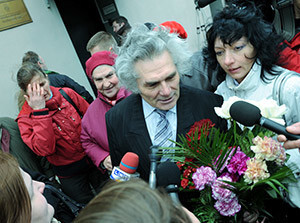 Bijušais Kubulu pagastvecis Juris Boldāns iznāk no cietuma, priecīgo novadnieku sagaidīts. Štrunts par godīgām vēlēšanām, viņš taču ceļmalā sarūpēja krucifiksu