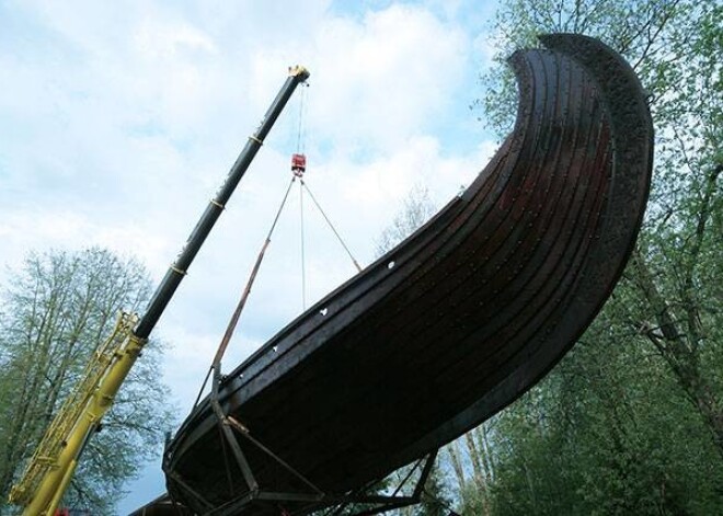 Septiņarpus tonnu smagais kuģis dodas ceļā. Garums — 21,56 metri, platums — pieci metri. Senie vikingi katru dēli izcirta no viena ozola, iztērējot 300 koku.
