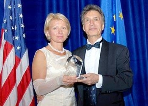 Latvijas uzņēmēja Ieva Plaude, kura nesen izgāja pie vīra, Amerikā saņēmusi prestižu balvu kā veiksmīgākā uzņēmēja Baltijā.