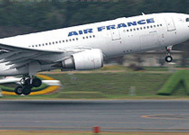 Okeānā atrastās lidmašīnas atlūzas pieder "Air France", iepriekš bijis brīdinājums par spridzekli