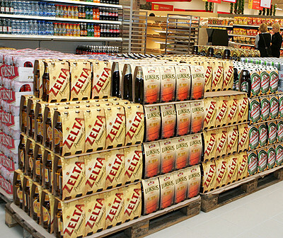 Cilvēku pie veikalu alus plauktiem kļūst aizvien mazāk, viņi labāk izvēlas šņabi un brendiju.