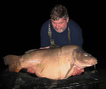 Makšķernieks Andijs Komornickis ar savu lomu – 41,2 kg ir pasaules karpas rekords. Šī zivs noķerta pērn kādā Francijas karpu ezerā.