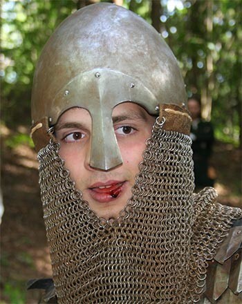 Jurģim nupat divkaujā uzsista lūpa. Nieks vien ir, ar to cīnītājiem jārēķinās