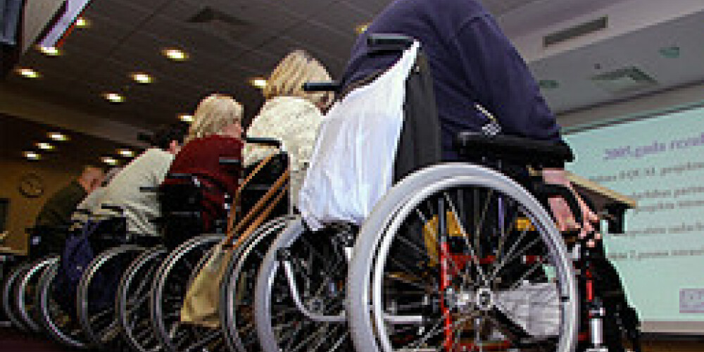 Invalīdi aicina prezidentu neizsludināt likumu par pensiju un pabalstu izmaksām