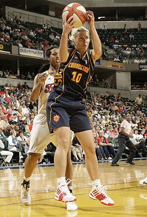 Anete Jēkabsone – Žogota izcīna vienu no savām piecām atlēkušajām bumbām, šoreiz cīņā ar Tamiju Satoni - Braunu