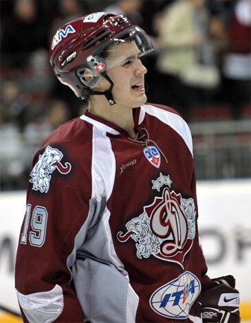 Viens no ātrākajiem Latvijas hokejistiem Miķelis Rēdlihs turpmāk trauksies pa ledu izlases rindās ar kādu citu numuru