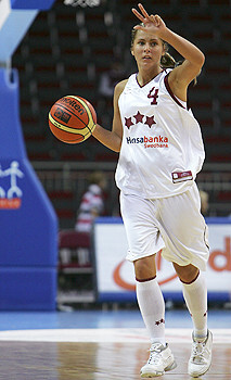 Izlases viena no līderēm Elīna Babkina ne vien labi ir vadīja komandas saspēli, bet arī pati bija rezultatīva.