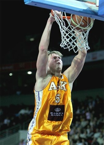 Jau tā nelielais Latvijas basketbola centra spēlētāju skaits sarūk vēl vairāk