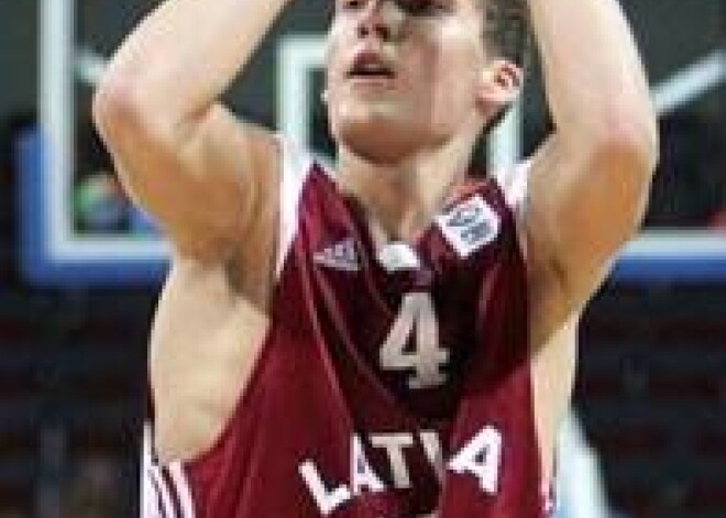 U-20 basketbolisti turpina cīņu par ceturtdaļfinālu