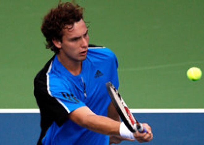 Gulbis atkal zaudē vienspēlē, bet vismaz uzvar dubultspēlē