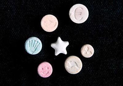 2004. gadā policisti ārsta darbavietā atrada 8,5655 gramus amfetamīna, deviņas „ecstasy” tabletes un 11 tabletes diazepāma