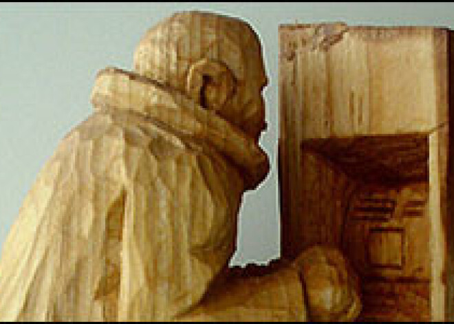 „Swedbank” iekasēs maksu par skaidras naudas izņemšanu no bankomāta, ja summa mēnesī pārsniegs 500 latu