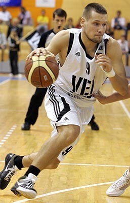 Latvijas izlases kandidāts Edgars Jeromanovs savu karjeru mēģinās turpināt ārpus Latvijas, neskatoties uz ASK kluba apgalvojumiem, ka ir ar basketbolistu panākuši mutisku vienošanos.