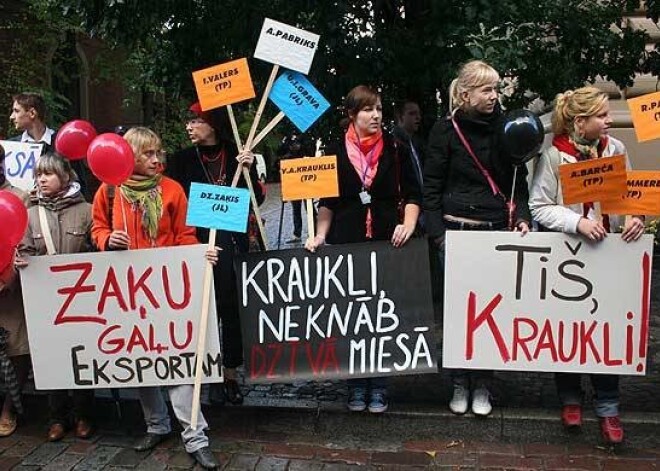 Daži plakāti veltīti likuma grozījumu aizstāvim, Tautsaimniecības komisijas priekšsēdim Ventam Armandam Krauklim.