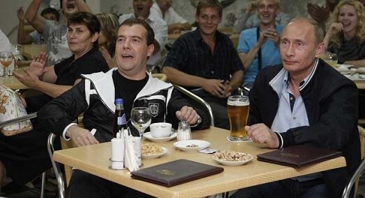 Krievijas prezidents Dmitrijs Medvedevs un premjers Vladimirs Putins kopīgi skatās futbola spēles translāciju. Pievērsiet uzmanību – Putins dzer alu, bet Medvedevs – nē.