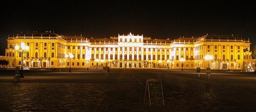 Šēnbrunnas pils Vīnē, kur 26. septembrī notiks Maikla Džeksona piemiņas koncerts.