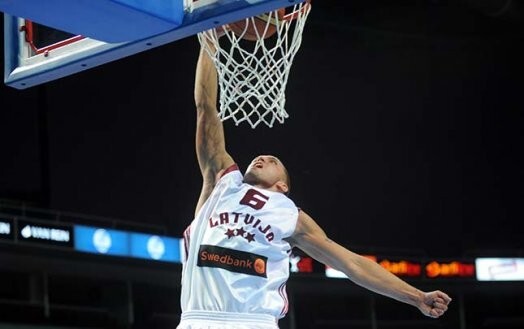 Basketbolists Armands Šķēle darbībā.