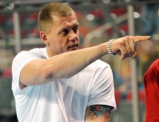 Eiropas čempionāta prognozētā „punktu mašīna” Kaspars Kambala rāda uz nākamo pretinieku, kuru viņš ir gatavs apspēlēt.