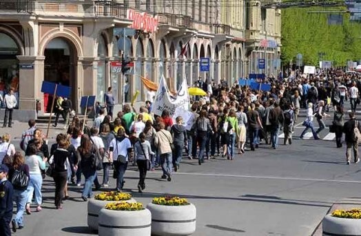 Lai gan jaunais mācību gads sācies ar pamatīgu cirtienu pa studentu maciņiem, viņi ielās iziet nedomā.