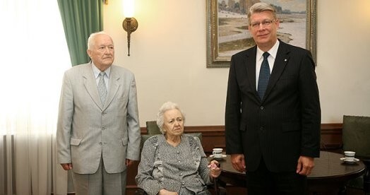 Valdis Zatlers Rīgas pilī kopā ar 130. Latviešu strēlnieku korpusa un Latvijas partizānu brigādes veterāniem - Birutu Čašu un Antonu Pāži.
