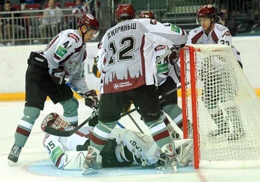 Vakar daudzus skatītājus nepatīkami pārsteidza tas, ka Rīgas „Dinamo” laukumā izslidoja ar izbraukuma formām.