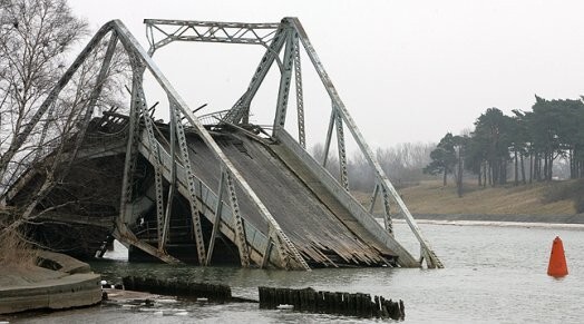 Liepājas Karostas tilta kvadrātmetra izbūve izmaksāja par 1720 latiem dārgāk nekā „zelta” Dienvidu tilta kvadrātmetrs (attēlā – sagrautais Karostas tilts pēc tam, kad tajā ietriecās tankkuģis „Anna”).