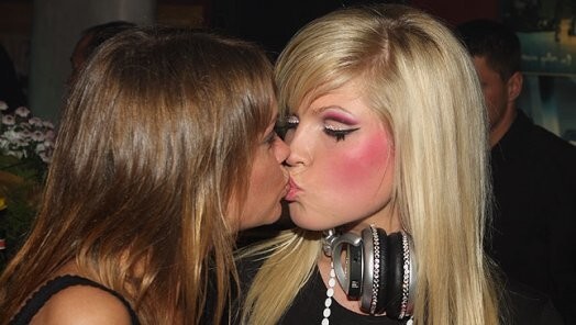 Diez vai dziedātāja DJ Ella jeb Elīna Fūrmane zina, ka intensīva skūpstīšanās palīdz arī žagošanās gadījumā!