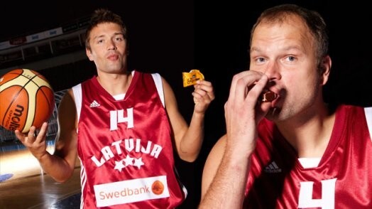 Gatavojoties Eiropas basketbola čempionātam, uz treniņiem Latvijas izlases spēlētājs Kristaps Janičenoks un Uvis Helmanis ņem līdzi ne tikai bumbu, bet arī gardu biezpiena sieriņu.