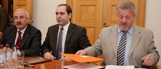 Vīri no “lielā devītnieka”, kuri glābs Latviju, – Jelgavas mērs Andris Rāviņš (no kriesās), Jūrmalas mērs Raimonds Munkevics un Jēkabpils mērs Leonīds Salcevičs.