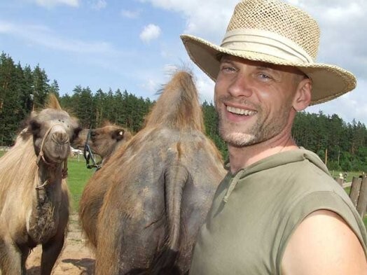 Valdis Melderis atvaļinājuma laikā slavējās ar čaklumu lauku darbos.