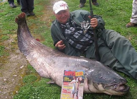 Jēkabpilietis Genādijs Maisejevičs ar savu lomu — 2,22 metrus garu un 68,2 kilogramus smagu samu. Latvijas rekorda godā gan tas noturējās tikai nepilnus trīs mēnešus.