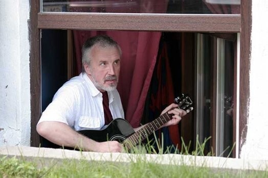 Radošajā puspagrabiņā top Kaspara jaunais albums Dziesminieks no Grēcinieku ielas.