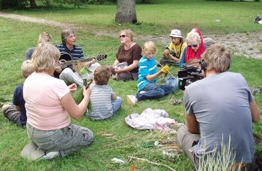 Kas gan vēl vairāk var satuvināt lielus un mazus kā kopīga grāmatu apspriešana un dziedāšana? Centrā rakstniece Inese Zandere un “Vides filmu studijas” režisors Valdis Ābols