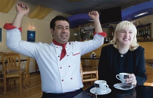 Dace Vārpa smejas: lai mazliet atpūstos no sievas, ar kuru jāpavada kopā 24 stundas diennaktī, Jusefs, no rītiem aizverot aiz sevis kafejnīcas durvis, sakot — viss, tagad iešu cept kebabus. To viņš tiešām arī dara — ārā pie kafejnīcas. Tur meitenes viņam smaida un sauc viņu par Džonu Travoltu
