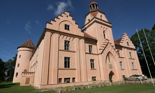 Pirmie Ēdoles pils mūri uzcelti 1264. gadā, gadsimtu gaitā tā izauga līdz tagadējam veidolam. Pils ir atzīta par valsts nozīmes arhitektūras pieminekli.