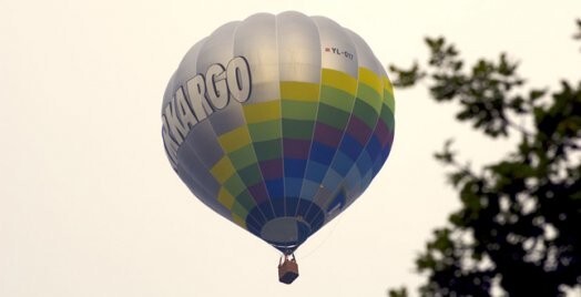 Šis gaisa balons ik pa laikam pārvērtīsies par debesu baznīcu, kurā cilvēkus gan laulās, gan apbērēs.