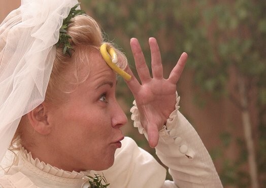 „Interesanti, kā es to matu cirtu ierullētu pirms 100 gadiem!” nesaprašanā ir Rēzija Kalniņa...