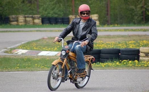 Kaut arī muguras trauma liedza Jānim Vinteram šogad startēt Dakāras rallijreidā, bez benzīna aromāta viņš nespēj dzīvot. Atradis garāžā savu veco ķiveri, viņš sēdās uz mopēda.