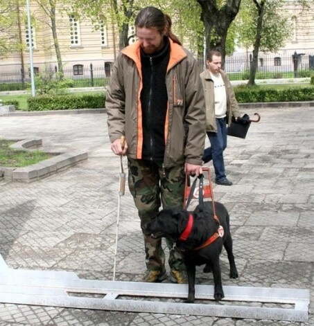 Pečeņka ar visu augumu aizliekusies priekšā Konstantīnam, lai brīdinātu par mazu, bet nepatīkamu šķērsli — reklāmas stenda kāju. Konstantīns atceras, ka reiz ar Pečeņku aizvērtām acīm ejot pa Stacijas laukumu, bijis pilnīgā pārliecībā, ka nekādu šķēršļu šajā vietā nav. Tomēr ļoti pazīstamajā vietā pirms dažām stundām bija uzstādīts reklāmas stends, un bez Pečeņkas brīdinājuma viņš nokristu