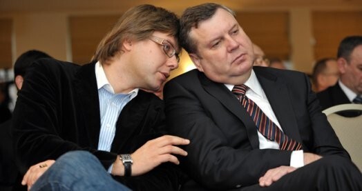 Nils Ušakovs (pa kreisi) partijas biedram Jānim Urbanovičam: „Es pirmajā jaunās domes sēdē atbildēšu īsi un strupi...”
