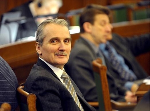 Dzīvojamo māju pārvaldīšanas likuma izstrādes apakškomisijas priekšsēdētājs Jānis Lagzdiņš bruto algā un kompensācijās par īres, transporta, sakaru, kā arī reprezentācijas izdevumiem saņēmis 2909 latus