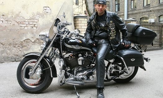 Viens no galvenajiem šā gada „Harley Owners Group”Eiropas salidojuma organizatoriem ir „HOG Riga Chapter Latvia” direktors Egils Valeinis, kurš ir Latvijā atzīts neiroķirurgs un ikdienā strādā Paula Stradiņa klīniskās universitātes slimnīcā, kur ir Neiroķiruģijas nodaļas vadītājs.