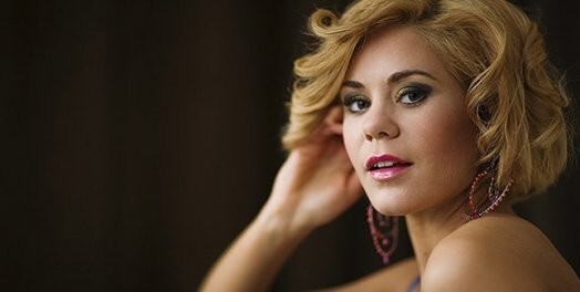Dziedātāja Jenny May gatava strādāt par vācu valodas skolotāju, jo nu viņai ir atbilstīgs bakalaura diploms!